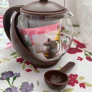 Tea pot with strainer and spoon